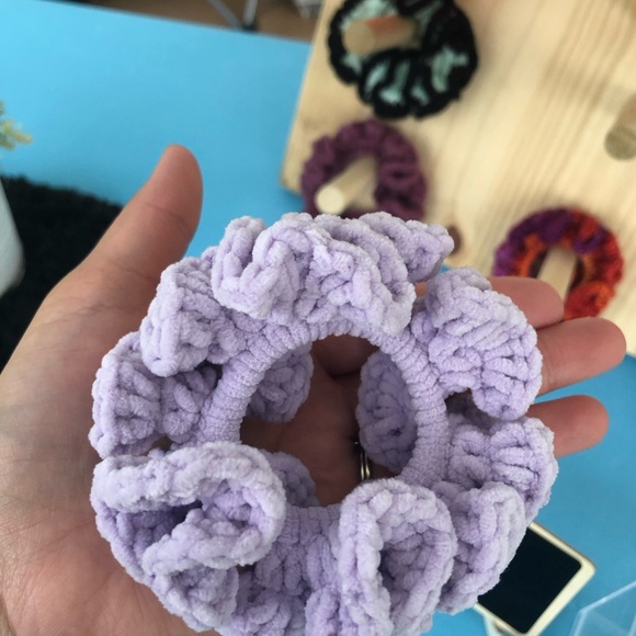 (Bundle of 4) Random crochet scrunchies - Picture 5 of 7